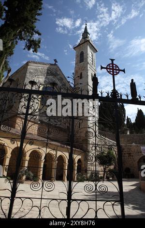 Église de la Visitation d'Antonio Barluzzi, Ein Karem ici Jean le Baptiste est né, mosaïque sur le mur montre la scène de la visite, Jérusalem Croix est sur la porte Banque D'Images