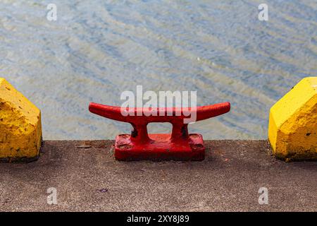 Taquet en fonte sur le bord d'une jetée dans le port de Steveston Colombie-Britannique Canada Banque D'Images