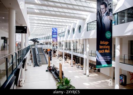 Brême, Allemagne. 28 août 2024. Les voyageurs attendent avec leurs bagages dans le terminal de l'aéroport de Brême. Crédit : Hauke-Christian Dittrich/dpa/Alamy Live News Banque D'Images