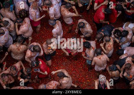 Madrid, Espagne. 28 août 2024. Une année de plus, le populaire festival la Tomatina a été célébré dans la ville valencienne de Buñol. 6 camions avec 120 000 kilos de tomates ont été jetés parmi les plus de 22 000 participants du festival. D. Canales Carvajal/Alamy Live News Banque D'Images