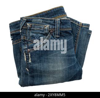 Jean bleu foncé plié sur fond blanc. Tissu. Les jeans isolent Banque D'Images