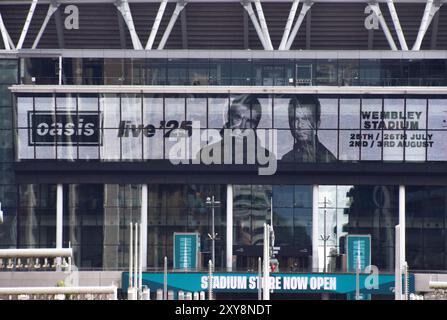 Londres, Royaume-Uni. 28 août 2024. Les écrans du stade de Wembley annoncent les prochains concerts d'Oasis, actuellement prévus pour quatre soirs en juillet et août 2025 dans le célèbre stade, car les billets devraient être mis en vente plus tard dans la semaine. Le groupe de rock de Manchester, dirigé par Noel et Liam Gallagher, a récemment annoncé une tournée de retrouvailles après 15 ans. Crédit : Vuk Valcic/Alamy Live News Banque D'Images