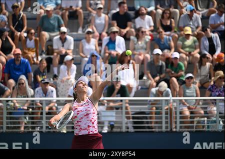 New York, États-Unis. 28 août 2024. Elise Mertens, de Belgique, joue contre Aija Tomljanovic, d'Australie, lors de la deuxième manche du tournoi de tennis américain Open au USTA Billie Jean King National Tennis Center, New York, NY, le 28 août 2024. (Photo par Anthony Behar/Sipa USA) crédit : Belga News Agency/Alamy Live News Banque D'Images