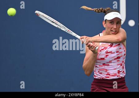 New York, États-Unis. 28 août 2024. Elise Mertens, de Belgique, joue contre Aija Tomljanovic, d'Australie, lors de la deuxième manche du tournoi de tennis américain Open au USTA Billie Jean King National Tennis Center, New York, NY, le 28 août 2024. (Photo par Anthony Behar/Sipa USA) crédit : Belga News Agency/Alamy Live News Banque D'Images