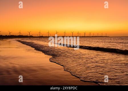 Énergie éolienne. Crépuscule après le coucher du soleil derrière le parc éolien sur la plage de Icaraí de Amontada, ce, Brésil, le 1er juillet 2024. Banque D'Images