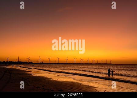 Énergie éolienne. Crépuscule après le coucher du soleil derrière le parc éolien sur la plage de Icaraí de Amontada, ce, Brésil, le 1er juillet 2024. Banque D'Images