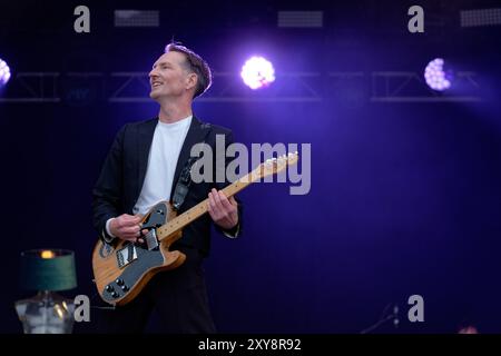 The Feeling se produit sur la scène principale du CarFest à Laverstoke Park Farm le 25 août 2024. Overton, Hampshire. Crédit : Michael Palmer, Alamy Live Banque D'Images