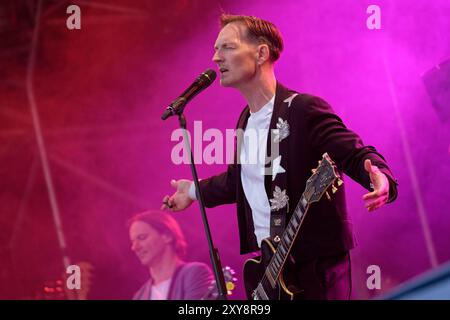 The Feeling se produit sur la scène principale du CarFest à Laverstoke Park Farm le 25 août 2024. Overton, Hampshire. Crédit : Michael Palmer, Alamy Live Banque D'Images