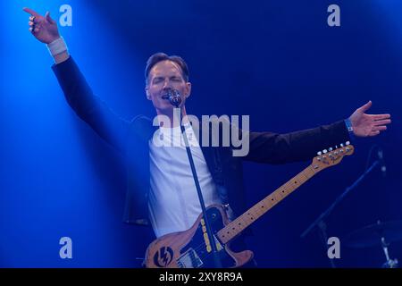 The Feeling se produit sur la scène principale du CarFest à Laverstoke Park Farm le 25 août 2024. Overton, Hampshire. Crédit : Michael Palmer, Alamy Live Banque D'Images