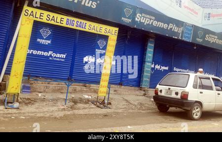 Vue sur les activités commerciales fermées en raison de la grève déclenchée par Business Community contre la hausse des ventes et des taxes anticipées, les factures d'électricité gonflées et la politique d'impôt fixe du FBRS, à Abbottabad le mercredi 28 août 2024. Une grève nationale est observée par les commerçants à travers le Pakistan pour protester contre la récente hausse des factures d'électricité et l'imposition de nouvelles taxes. Banque D'Images