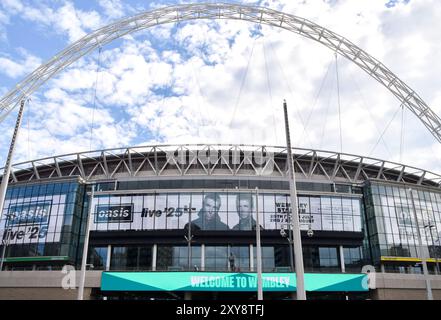 Londres, Royaume-Uni. 28 août 2024. Les écrans du stade de Wembley annoncent les prochains concerts d'Oasis, actuellement prévus pour quatre soirs en juillet et août 2025 dans le célèbre stade, car les billets devraient être mis en vente plus tard dans la semaine. Le groupe de rock de Manchester, dirigé par Noel et Liam Gallagher, a récemment annoncé une tournée de retrouvailles après 15 ans. Crédit : Vuk Valcic/Alamy Live News Banque D'Images