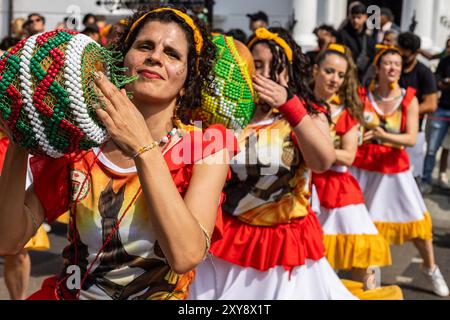 Londres, Royaume-Uni. 26 août 2024. Des artistes de Baque de axe, un groupe londonien jouant de la musique du carnaval de Maracatu en provenance du Brésil, sont photographiés pendant le défilé du carnaval de Notting Hill. Plus d'un million de fêtards assistent au carnaval de Notting Hill, une célébration de la culture caribéenne considérée comme le plus grand événement de rue d'Europe. Crédit : Mark Kerrison/Alamy Live News Banque D'Images