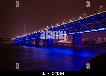 Wuhan, Chine. 28 août 2024. Vue du pont du fleuve Wuhan Yangtze à Wuhan, Chine, le 28 mars 2017. (Photo de Costfoto/NurPhoto) crédit : NurPhoto SRL/Alamy Live News Banque D'Images