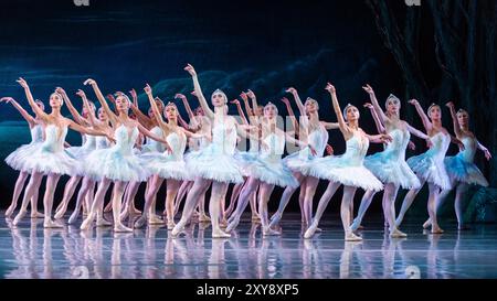 Londres, Royaume-Uni. 28 août 2024. Les danseurs du State Ballet of Georgia se produisent lors d’une répétition générale de Swan Lake au London Coliseum où le premier spectacle de la compagnie à Londres se déroulera pendant une saison limitée de 2 semaines. Credit : Stephen Chung / Alamy Live News Banque D'Images