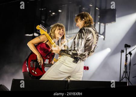 Victoria de Angelis (à gauche) et Thomas Raggi (à droite), du groupe Maneskin, se produisent en direct le deuxième jour du festival Rock en Seine, au domaine National Saint-Cloud, à Paris. Banque D'Images