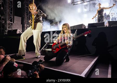 Victoria de Angelis (à droite) et Thomas Raggi (à gauche), du groupe Maneskin, se produisent en direct le deuxième jour du festival Rock en Seine, au domaine National Saint-Cloud, à Paris. Banque D'Images