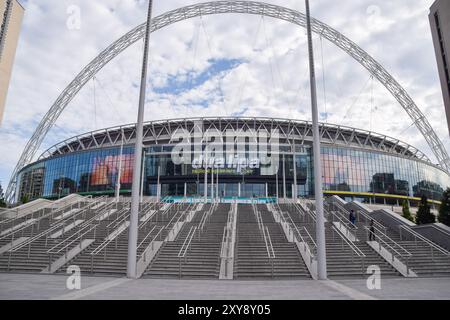 Londres, Royaume-Uni. 28 août 2024. Les écrans du stade de Wembley annoncent les prochaines dates du radical Optimism Tour de Dua Lipa, qui aura lieu les 20 et 21 juin 2025. Crédit : Vuk Valcic/Alamy Live News Banque D'Images