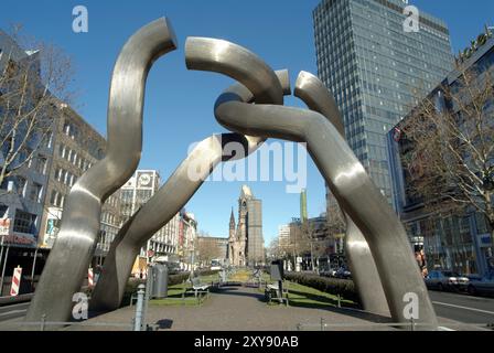 Sculpture 'Berlin' et Kaiser Wilhelm Gedächtnis Kirche (église commémorative de l'empereur Wilhelm). Église néo-romane dédiée au premier Kaiser allemand, Banque D'Images