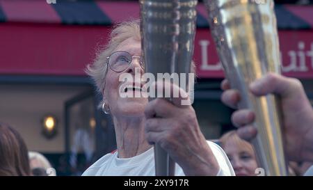 La flamme des Paralympiques de Paris à Pigalle Banque D'Images