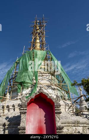 Échafaudage en bambou et travail sur le chedi de style birman à Wat Buppharam, Chiang mai, Thaïlande Banque D'Images