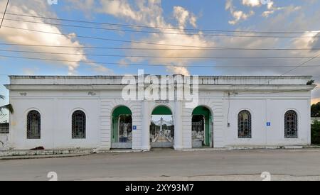 647 façade imposante du cimetière Cementerio Regla inauguré en 1900, pierre de fondation posée en 1876, les sépultures commençant en 1882. La Havane-Cuba Banque D'Images