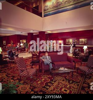 'Scène gastronomique rétro avec un intérieur aux couleurs vives, les clients, les modèles posent naturellement, soulignant l'ambiance sociale, confortable et nostalgique. Banque D'Images