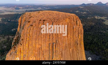 Photographie aérienne du sommet du Devils Tower National Monument, Wyoming, par une belle matinée d'été. Banque D'Images