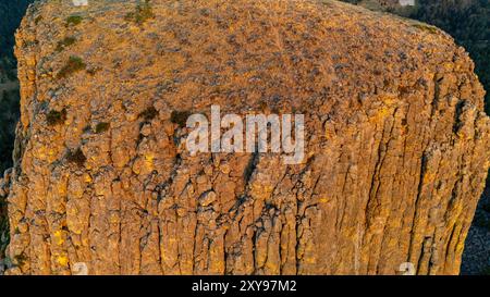 Photographie aérienne du sommet du Devils Tower National Monument, Wyoming, par une belle matinée d'été. Banque D'Images