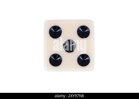 Dés blancs avec cinq points noirs isolés sur blanc. Vue de haut en bas du numéro 5 dans une série d'images de dés Banque D'Images