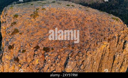 Photographie aérienne du sommet du Devils Tower National Monument, Wyoming, par une belle matinée d'été. Banque D'Images