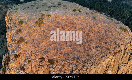 Photographie aérienne du sommet du Devils Tower National Monument, Wyoming, par une belle matinée d'été. Banque D'Images