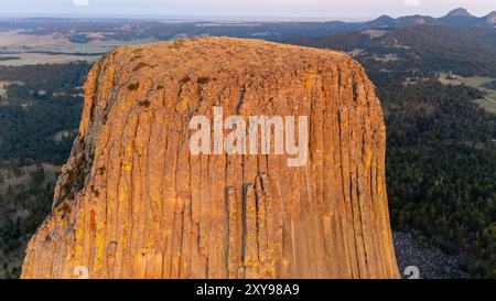 Photographie aérienne du sommet du Devils Tower National Monument, Wyoming, par une belle matinée d'été. Banque D'Images