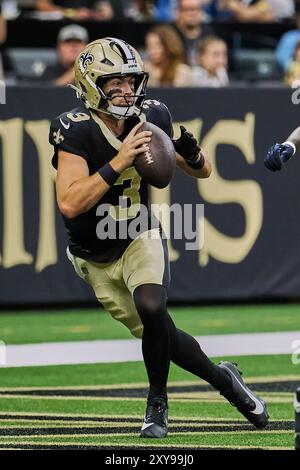 Nouvelle-Orléans, Louisiane, États-Unis. 27 août 2024. Le quarterback des Saints de la Nouvelle-Orléans Jake Haener cherche à passer le ballon contre les Titans du Tennessee dans un match de pré-saison de la NFL à la Nouvelle-Orléans, en Louisiane, États-Unis, le 25 août 2024. Les Titans battent les Saints 30 à 27. (Crédit image : © Dan Anderson/ZUMA Press Wire) USAGE ÉDITORIAL SEULEMENT! Non destiné à UN USAGE commercial ! Banque D'Images