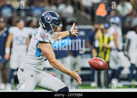 Nouvelle-Orléans, Louisiane, États-Unis. 27 août 2024. Ryan Stonehouse, joueur des Titans du Tennessee, frappe le ballon contre les Saints de la Nouvelle-Orléans lors d'un match de pré-saison de la NFL à la Nouvelle-Orléans, en Louisiane, États-Unis, le 25 août 2024. Les Titans battent les Saints 30 à 27. (Crédit image : © Dan Anderson/ZUMA Press Wire) USAGE ÉDITORIAL SEULEMENT! Non destiné à UN USAGE commercial ! Banque D'Images