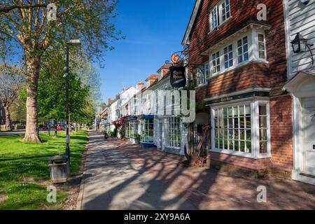 Royaume-Uni, Angleterre, Kent, Tenterden, West Cross, Quill House avec des maisons traditionnelles et des boutiques sur la High Street Banque D'Images