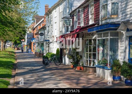 Royaume-Uni, Angleterre, Kent, Tenterden, West Cross avec restaurant, boutiques traditionnelles et maisons sur la High Street Banque D'Images