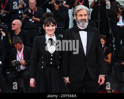 Venise, 81ème Festival International du film de Venise - soirée 1 - film tapis rouge “Beetlejuice Beetlejuice“. Sur la photo : Winona Ryder, Scott Mackinlay Hahn Banque D'Images