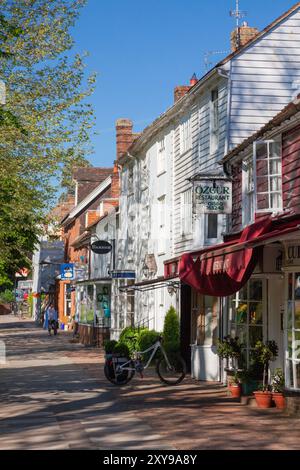 Royaume-Uni, Angleterre, Kent, Tenterden, West Cross avec des maisons traditionnelles et des boutiques sur la High Street Banque D'Images