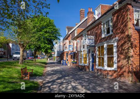 Royaume-Uni, Angleterre, Kent, Tenterden, West Cross avec des maisons traditionnelles et des boutiques sur la High Street Banque D'Images