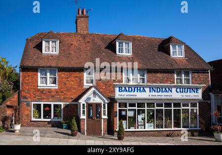 Royaume-Uni, Angleterre, Kent, Tenterden, West Cross et le restaurant « Badsha Indian cuisine » Banque D'Images