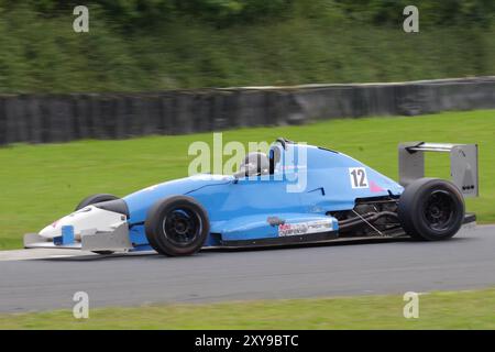 Dalton on Tees, Angleterre, 25 août 2024. Phil Davis au volant d'une Van Diemen RF98 dans le championnat de monoposto au circuit de Croft. Crédit : Colin Edwards. Banque D'Images