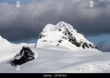 Vue de l'île de Livingston enneigée vue de l'île Half Moon dans le groupe des Shetland du Sud, Antarctique. Banque D'Images