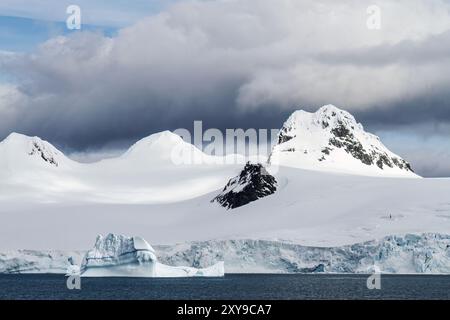 Vue de l'île de Livingston enneigée vue de l'île Half Moon dans le groupe des Shetland du Sud, Antarctique. Banque D'Images