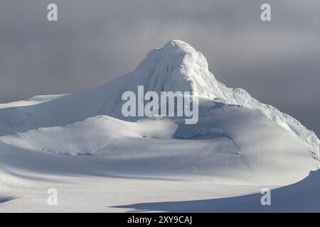 Vue de l'île de Livingston enneigée vue de l'île Half Moon dans le groupe des Shetland du Sud, Antarctique. Banque D'Images