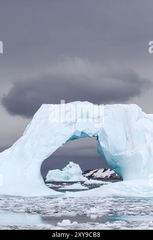 Icebergs près de la péninsule Antarctique pendant les mois d'été, Antarctique, Océan Austral. Banque D'Images