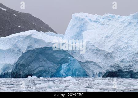 Icebergs près de la péninsule Antarctique pendant les mois d'été, Antarctique, Océan Austral. Banque D'Images