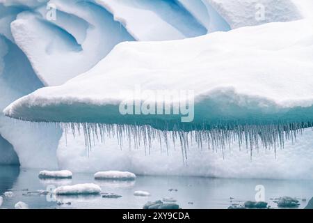 Icebergs près de la péninsule Antarctique pendant les mois d'été, Antarctique, Océan Austral. Banque D'Images