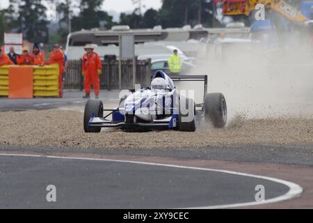 Dalton on Tees, Angleterre, 25 août 2024. Jason Timms conduisant une Dallara 301 à travers le piège à gravier dans le Championnat Monoposto au circuit Croft. Crédit : Colin Edwards. Banque D'Images