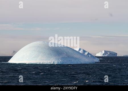 Icebergs tabulaires dans et autour de la mer de Weddell pendant les mois d'été, Antarctique, Océan Austral. Banque D'Images