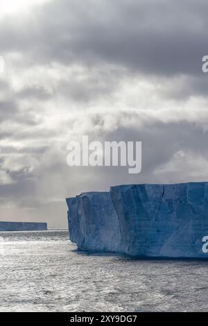 Icebergs tabulaires dans et autour de la mer de Weddell pendant les mois d'été, Antarctique, Océan Austral. Banque D'Images